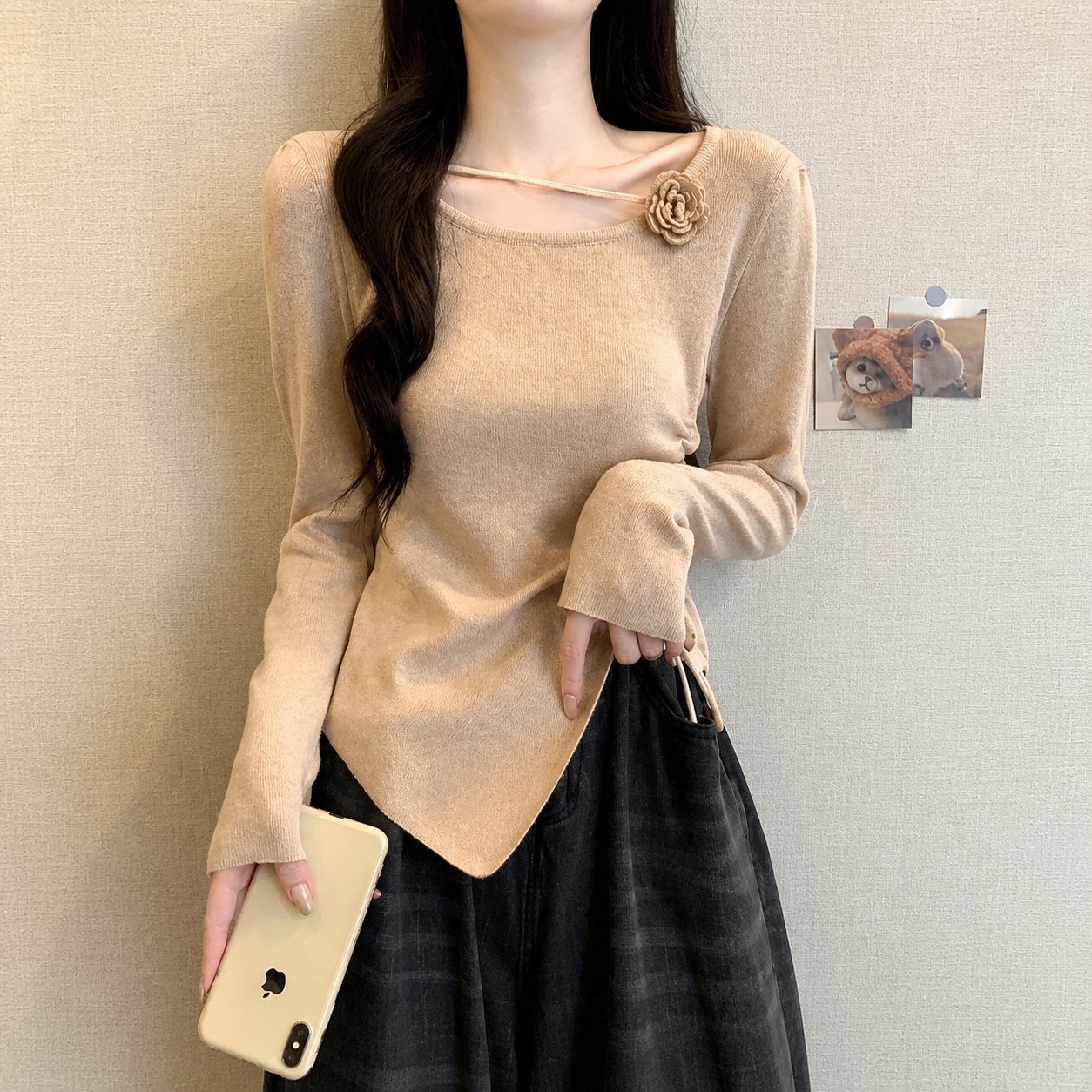 Schmal geschnittener Khaki-Strickpullover aus Baumwolle mit drapiertem Ausschnitt, Frühling