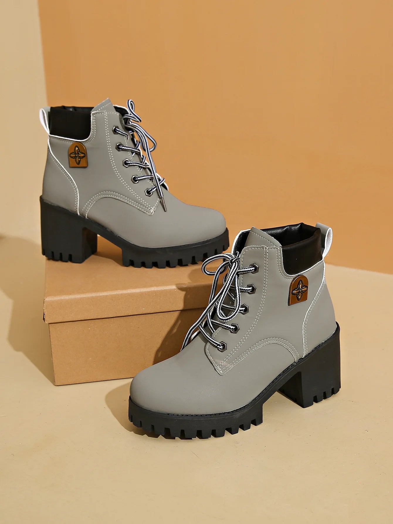 Stützende und trendige orthopädische Stiefel