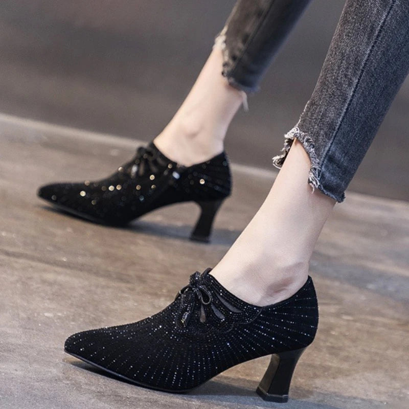 Elegante und stützende orthopädische Absätze