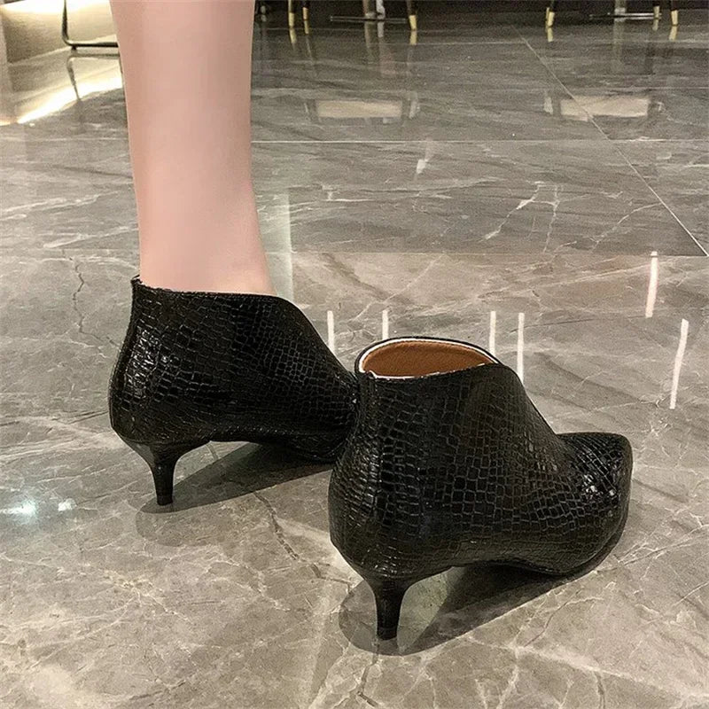 Stützende und trendige orthopädische Stiefel