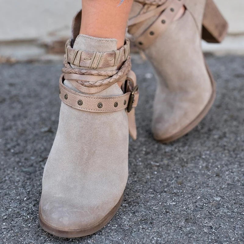 Stützende und trendige orthopädische Stiefel