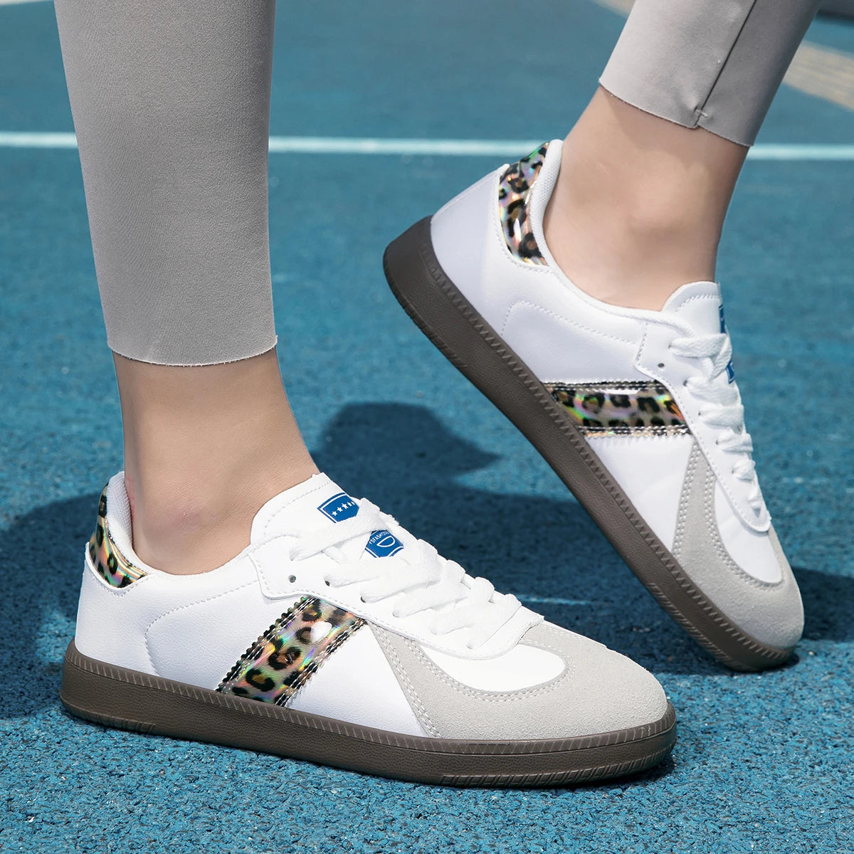 Modische und stützende orthopädische Turnschuhe