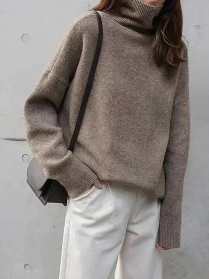 Kaschmirmix-Rollkragenpullover mit minimalistischer Silhouette in Taupe