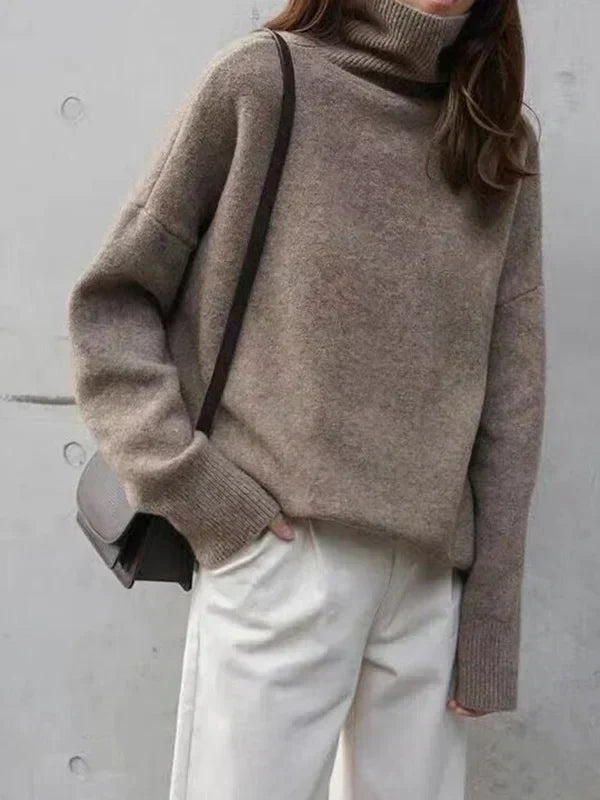 Kaschmirmix-Rollkragenpullover mit minimalistischer Silhouette in Taupe