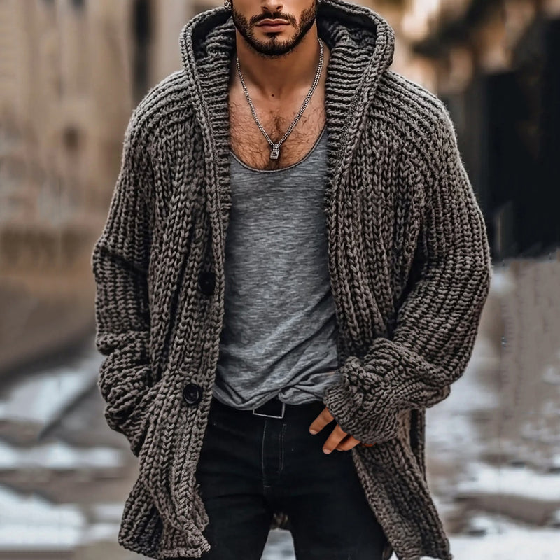 Klassisch gestaltete Strickjacke