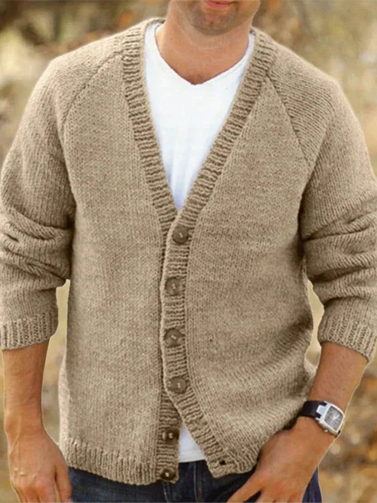 Klassisch gestaltete Strickjacke