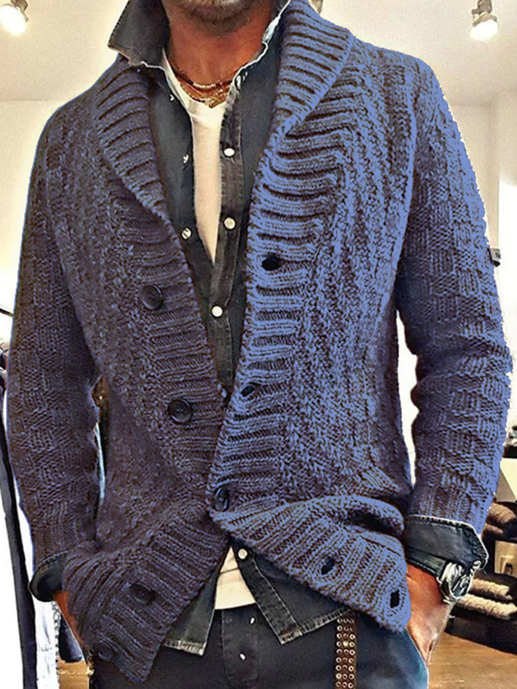 Klassisch designte Strickjacke
