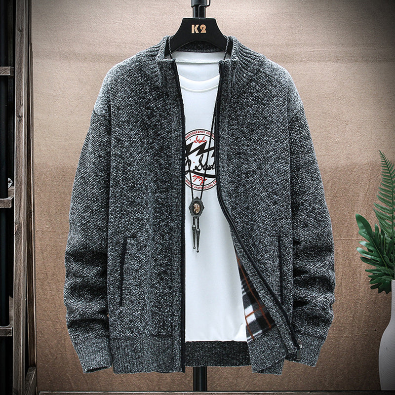 Klassisch gestaltete Strickjacke