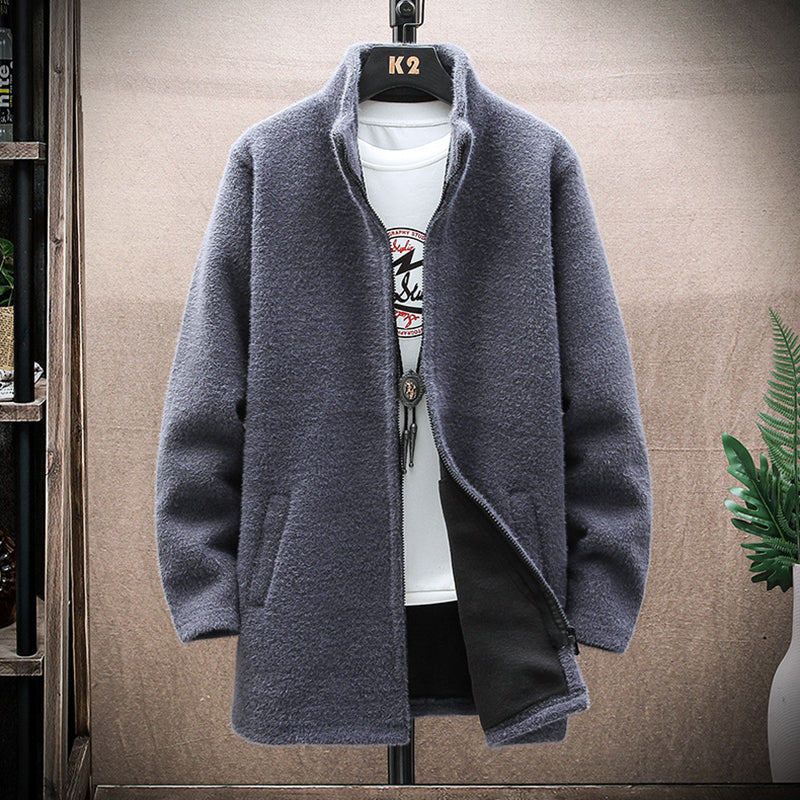 Klassisch gestaltete Strickjacke