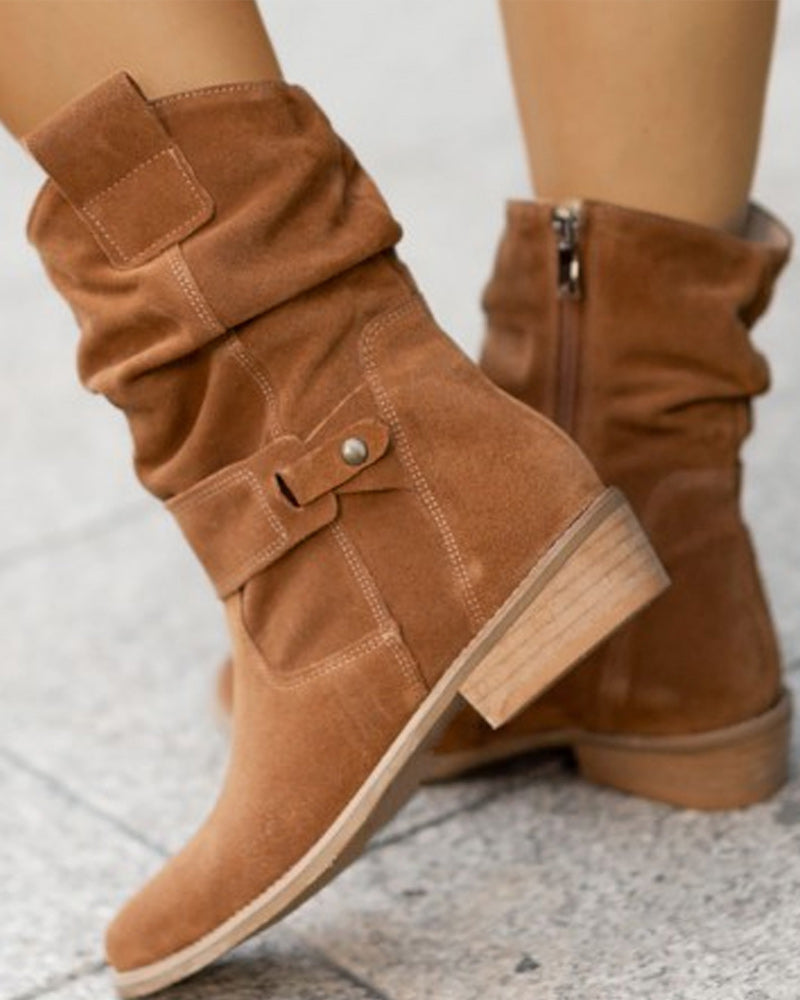 Wadenhohe Stiefel mit Riemendetail