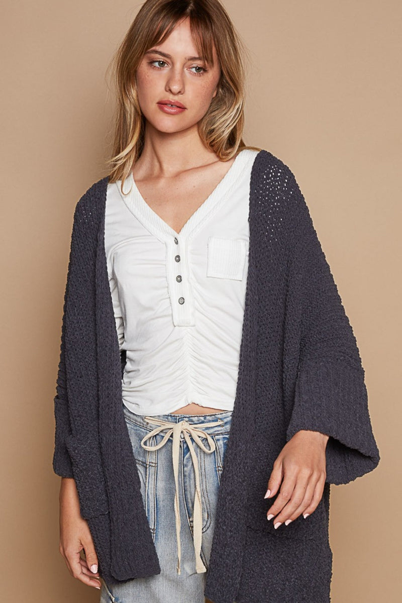 Klassisch gestaltete Strickjacke
