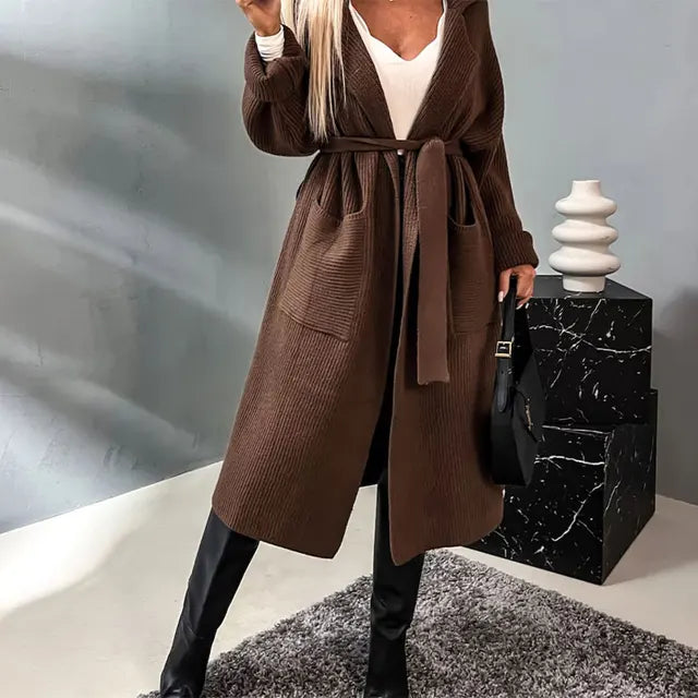 Klassisch gestaltete Strickjacke