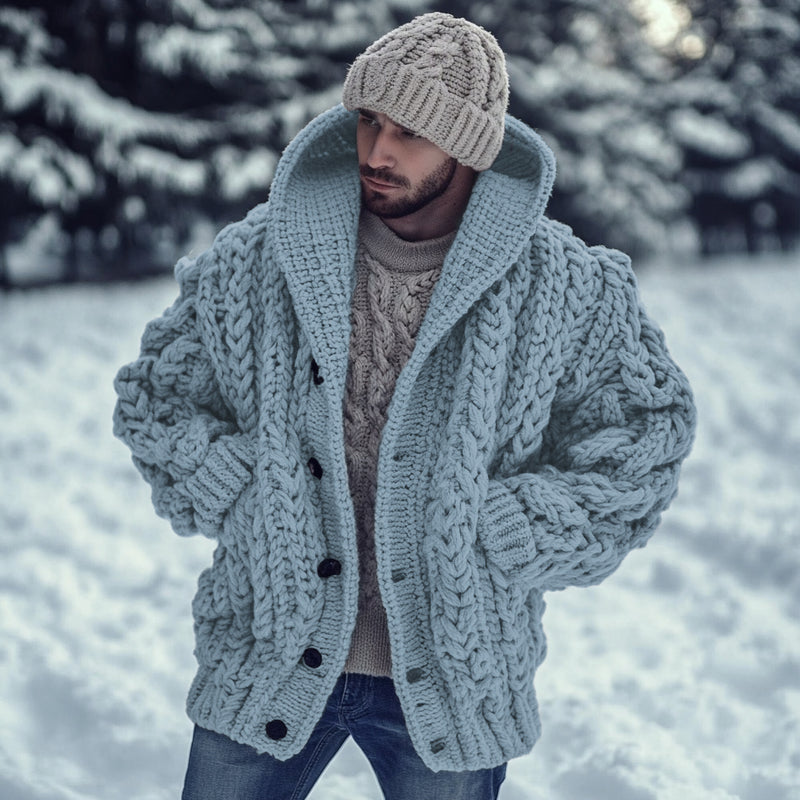 Klassisch gestaltete Strickjacke