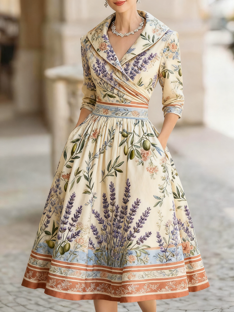 Klassisch gestaltete Kleid