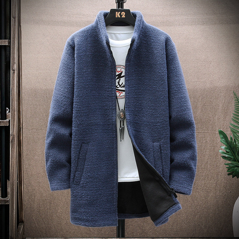 Klassisch gestaltete Strickjacke