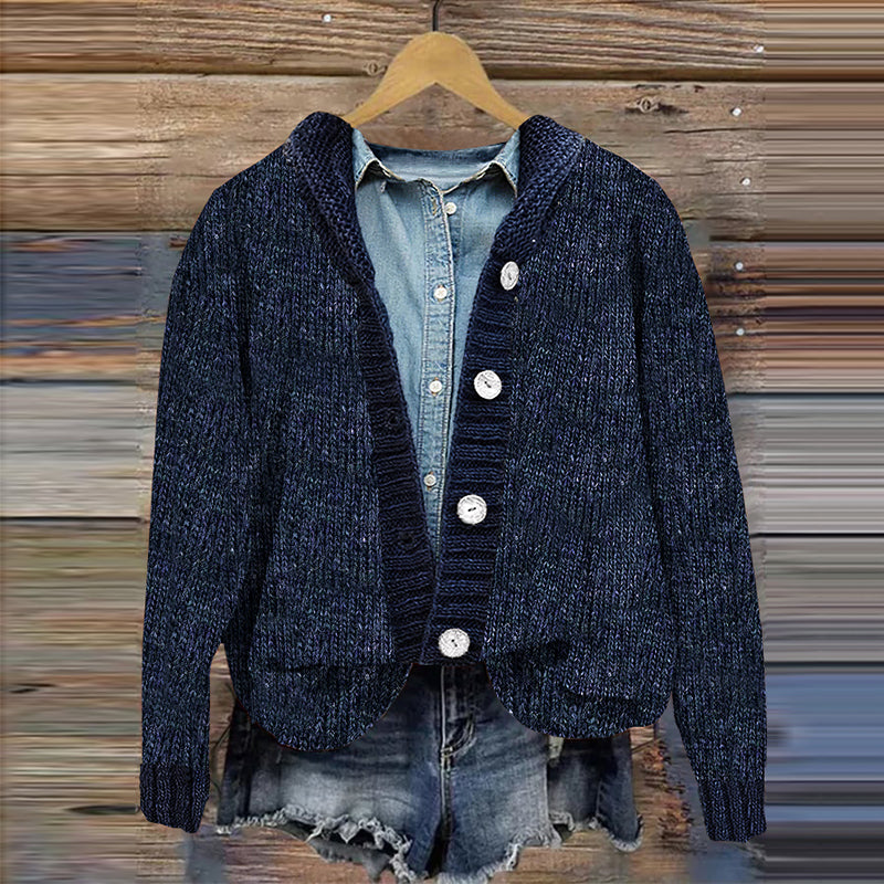 Klassisch gestaltete Strickjacke