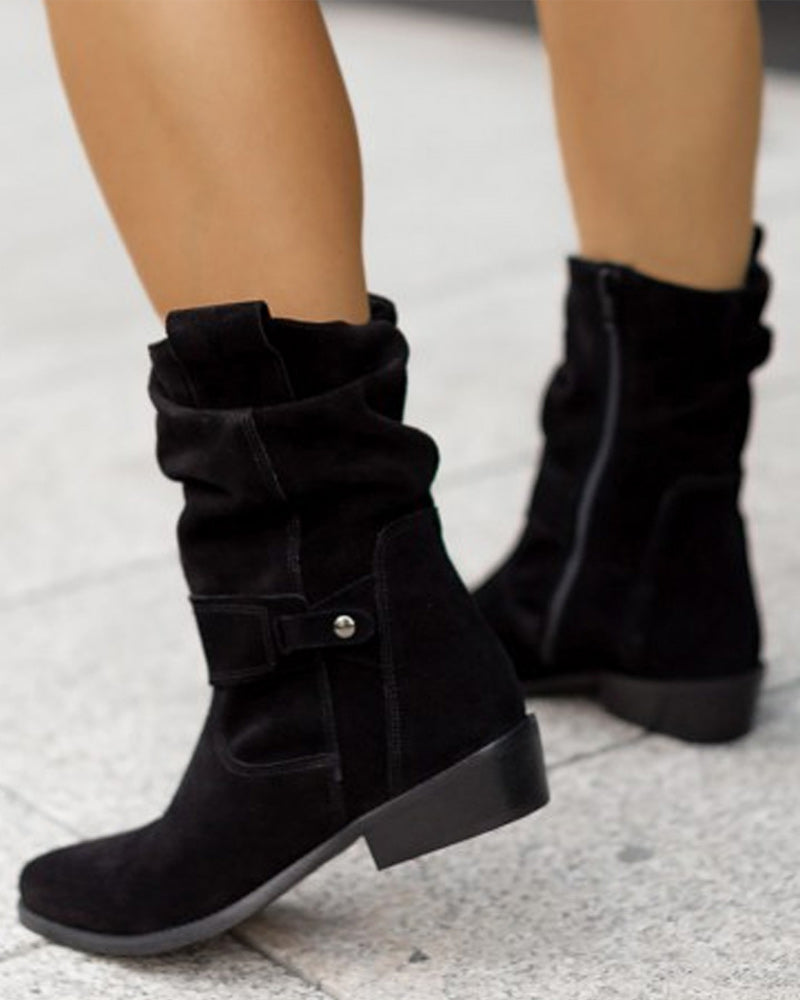 Wadenhohe Stiefel mit Riemendetail