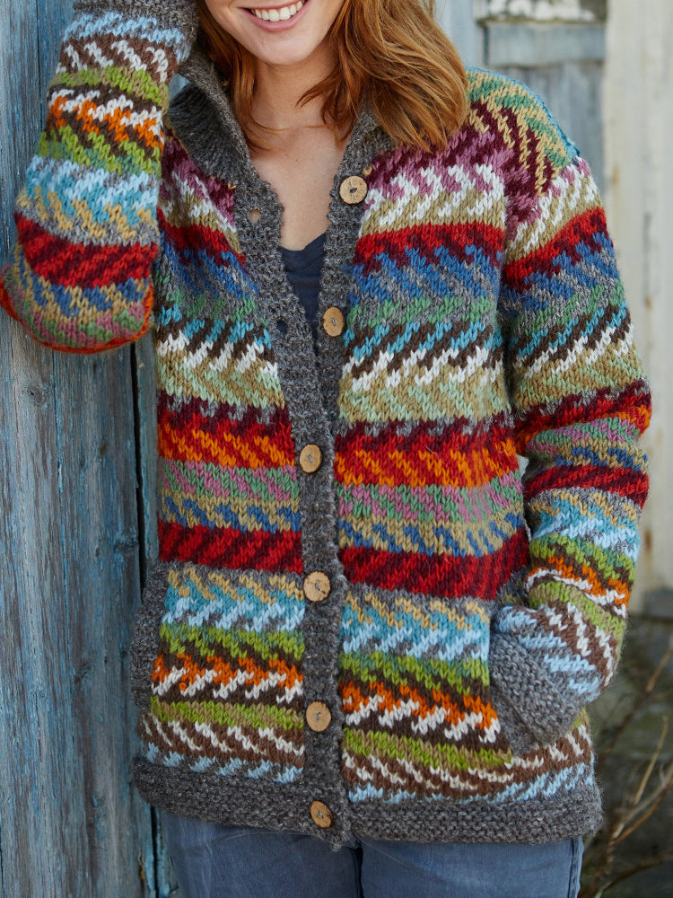 Klassisch gestaltete Strickjacke