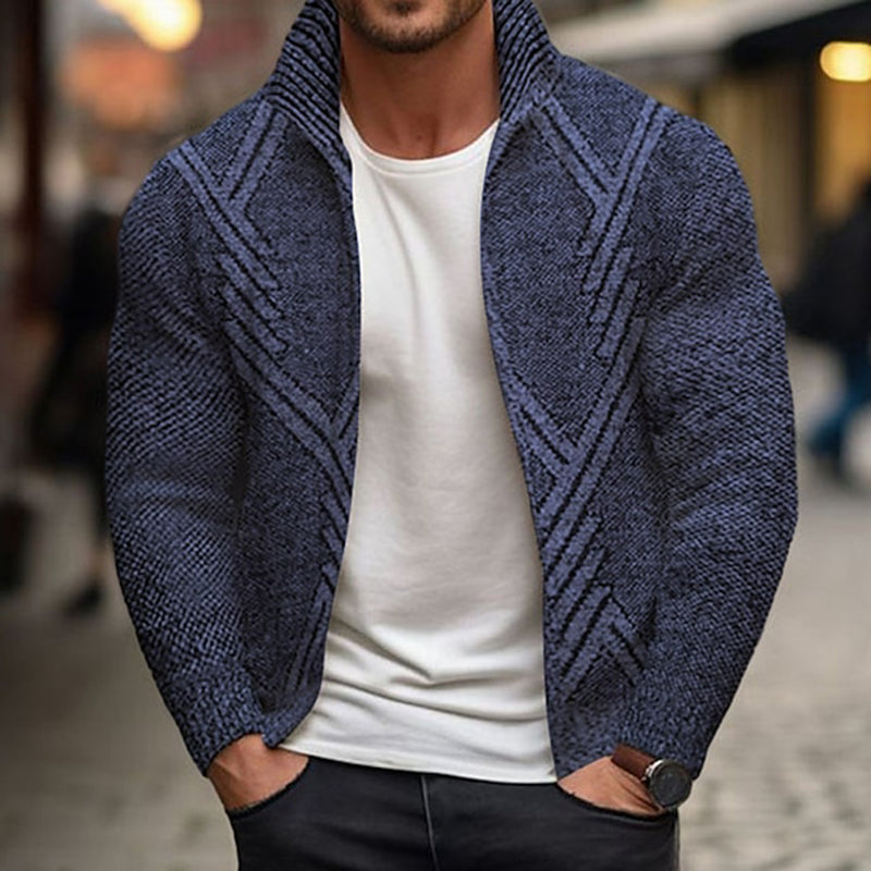 Klassisch gestaltete Strickjacke