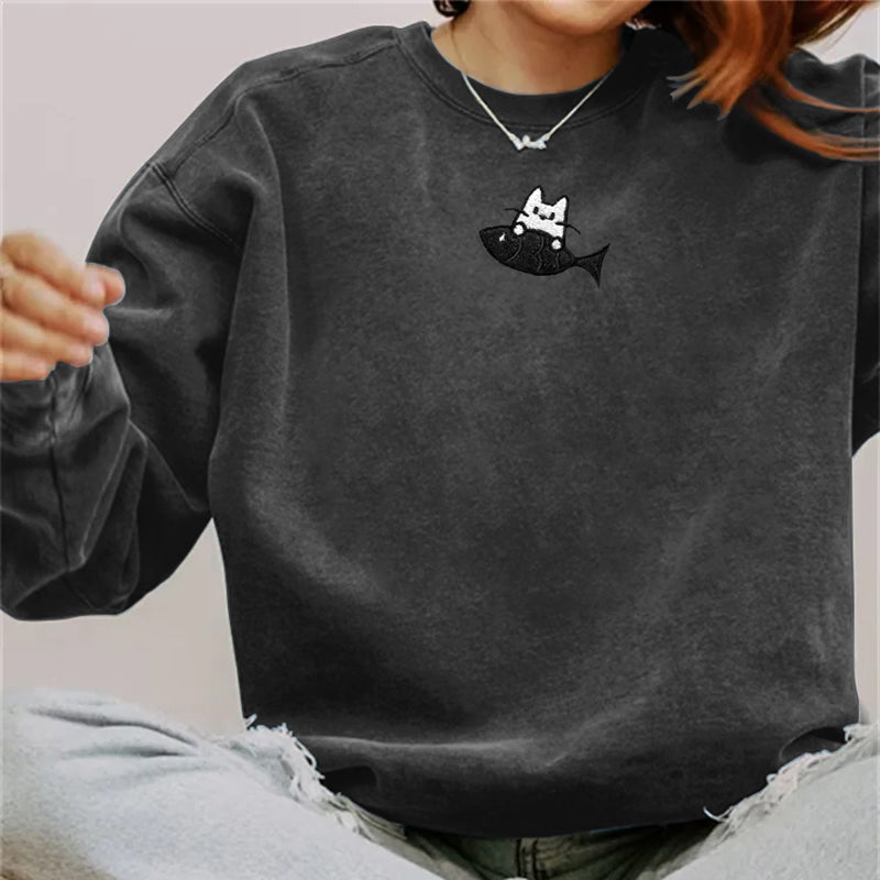 Women‘s Cat Catching Fish Embroidery Art Round Neck Casual Sweatshirt elevenforest