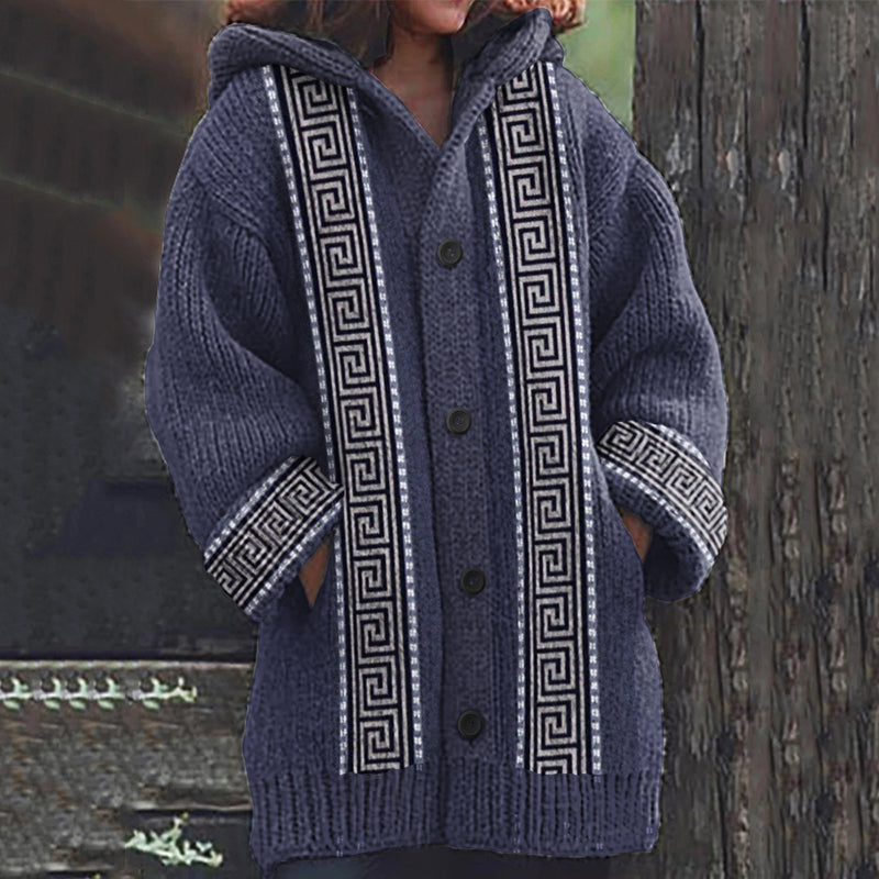 Klassisch gestaltete Strickjacke