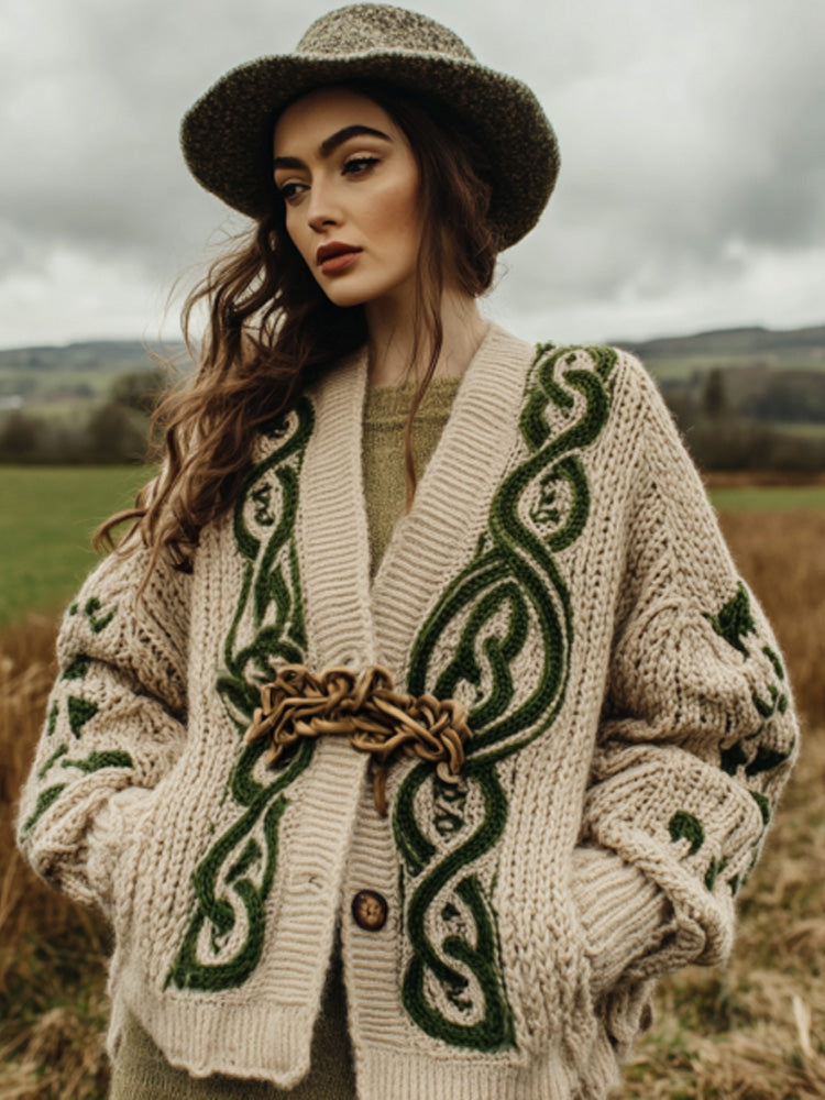 Klassisch gestaltete Strickjacke