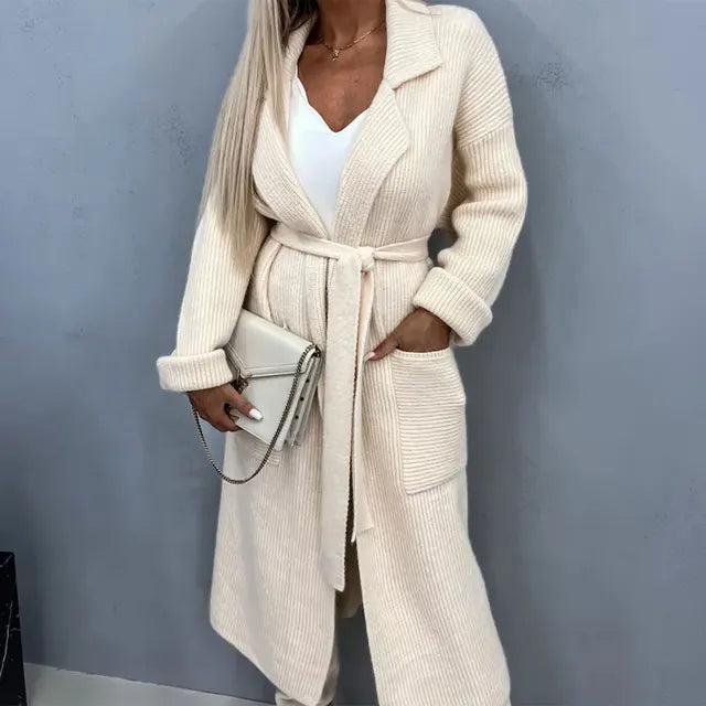 Klassisch gestaltete Strickjacke