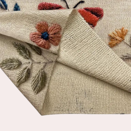 Baumwollpullover mit mehrfarbigen gestrickten Insekten und Blumen