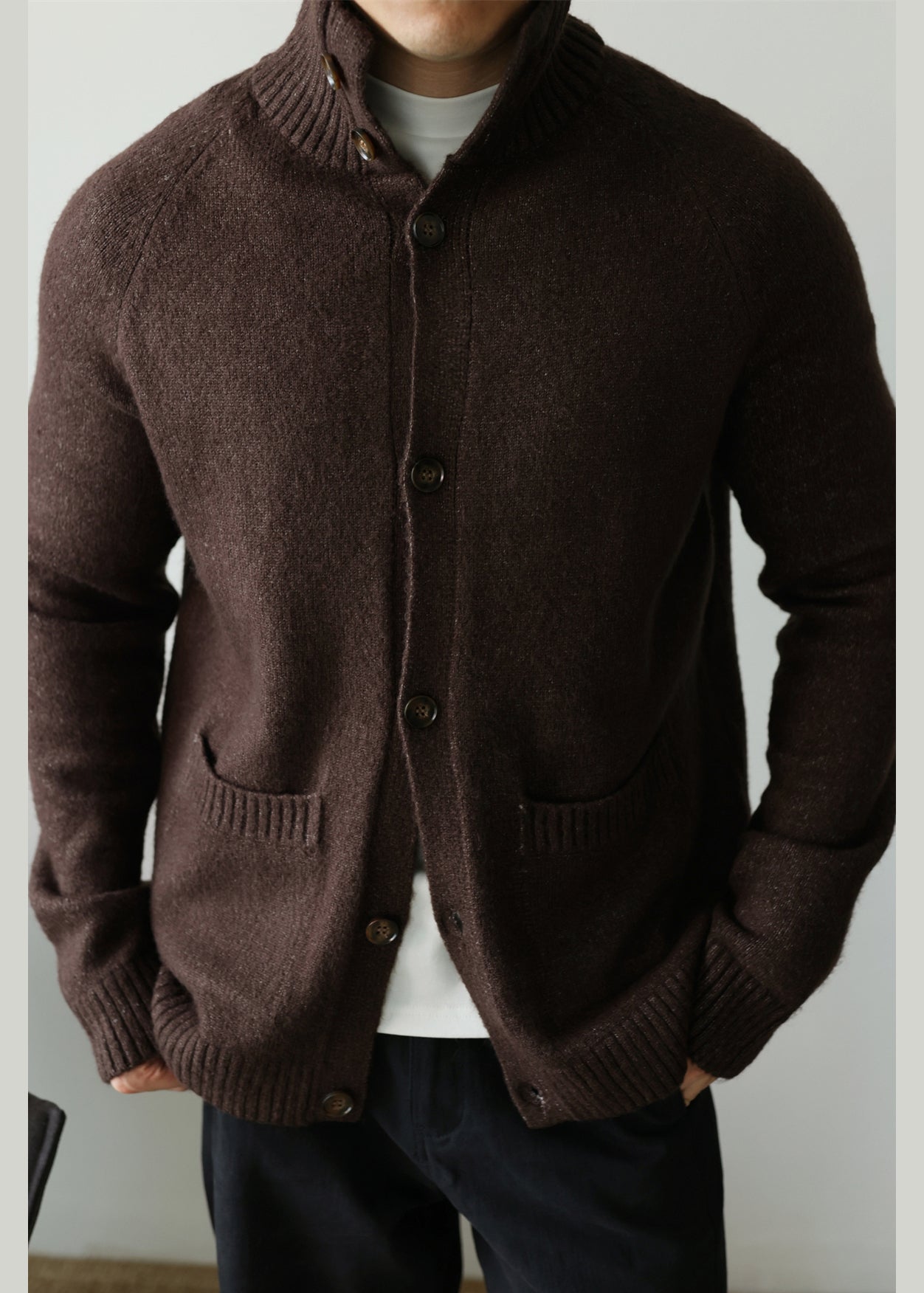 Kaffeebraune gemütliche Baumwoll-Strickjacke mit Taschen und Peter-Pan-Kragen