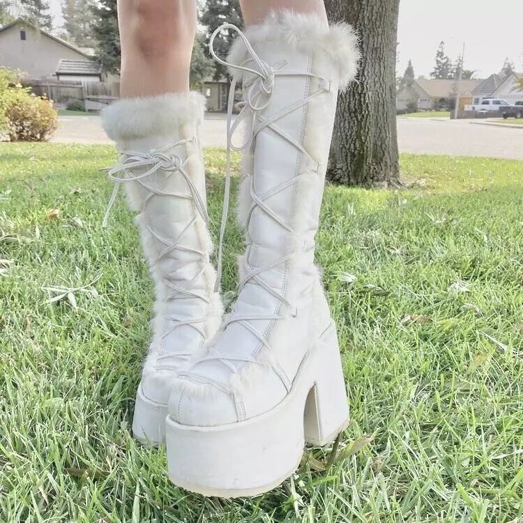 Schicke orthopädische Stiefel mit einzigartigem Design