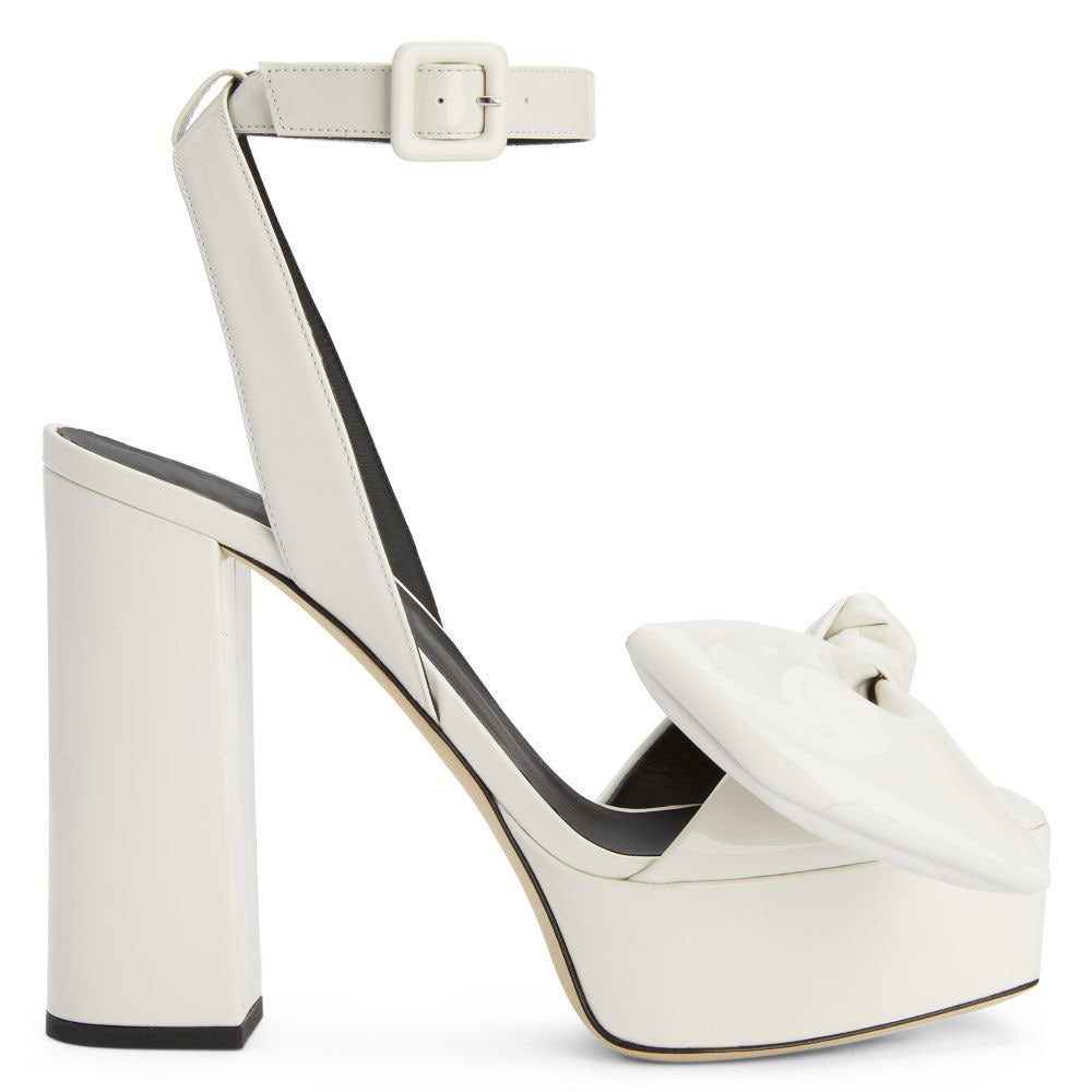 Anmutige Orthopädische Sandalen für modernen Look