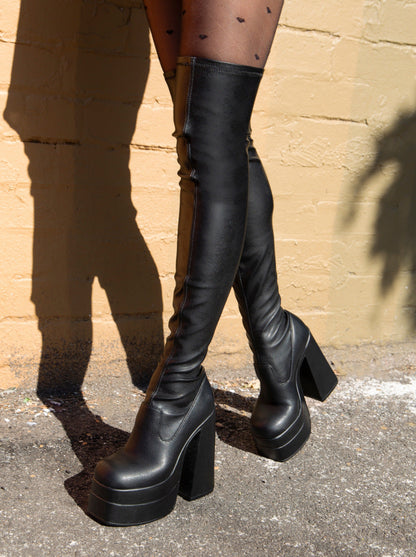Anmutige orthopädische Stiefel für einen modernen Look