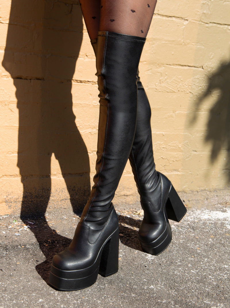 Anmutige orthopädische Stiefel für einen modernen Look
