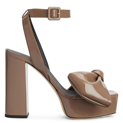 Anmutige Orthopädische Sandalen für modernen Look