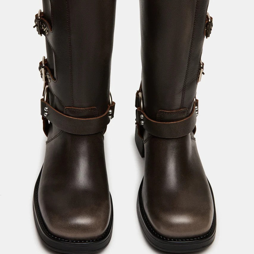 Anmutige orthopädische Stiefel für einen modernen Look