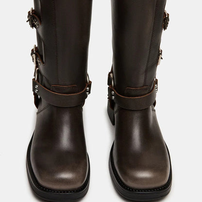 Anmutige orthopädische Stiefel für einen modernen Look