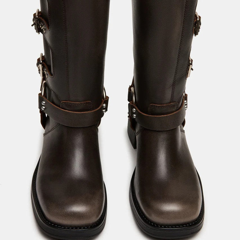 Anmutige orthopädische Stiefel für einen modernen Look