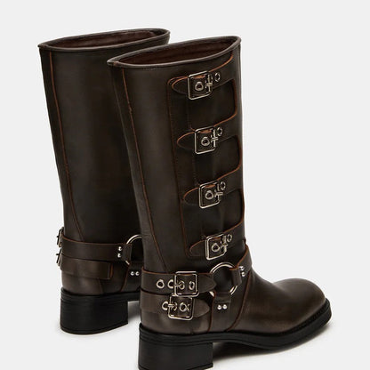 Anmutige orthopädische Stiefel für einen modernen Look
