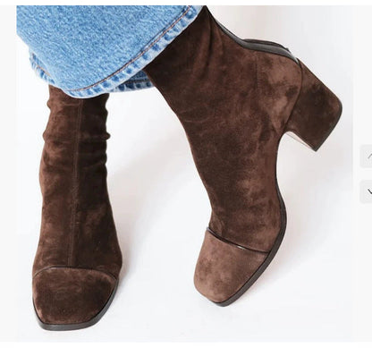 Anmutige orthopädische Stiefel für einen modernen Look