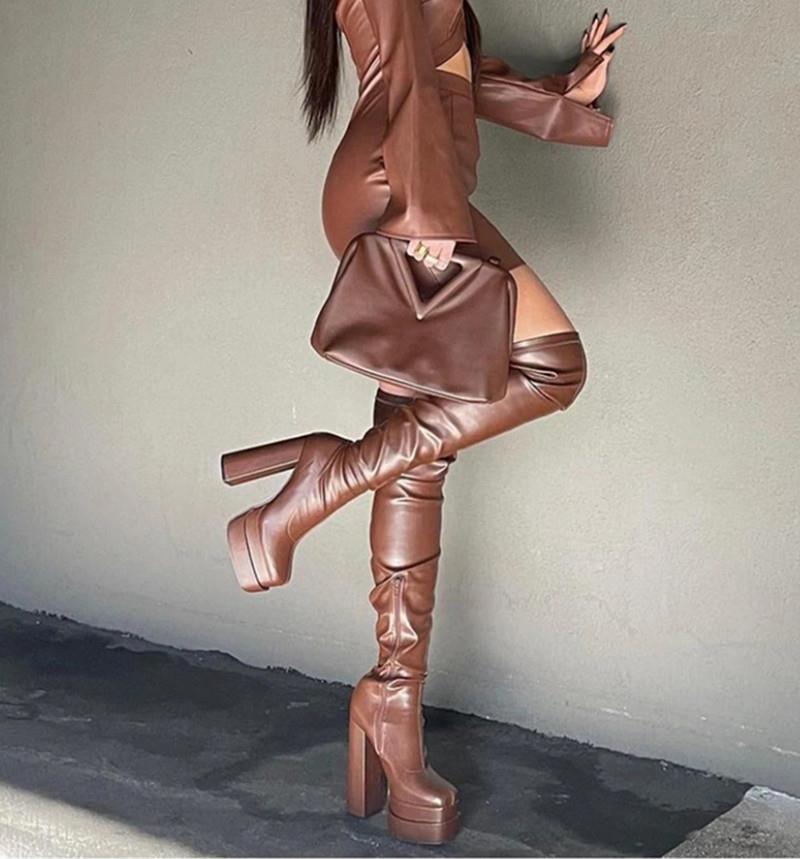 Anmutige orthopädische Stiefel für einen modernen Look