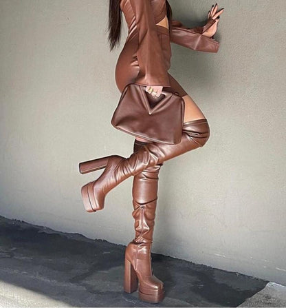 Anmutige orthopädische Stiefel für einen modernen Look
