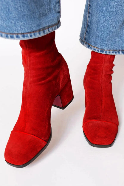 Anmutige orthopädische Stiefel für einen modernen Look