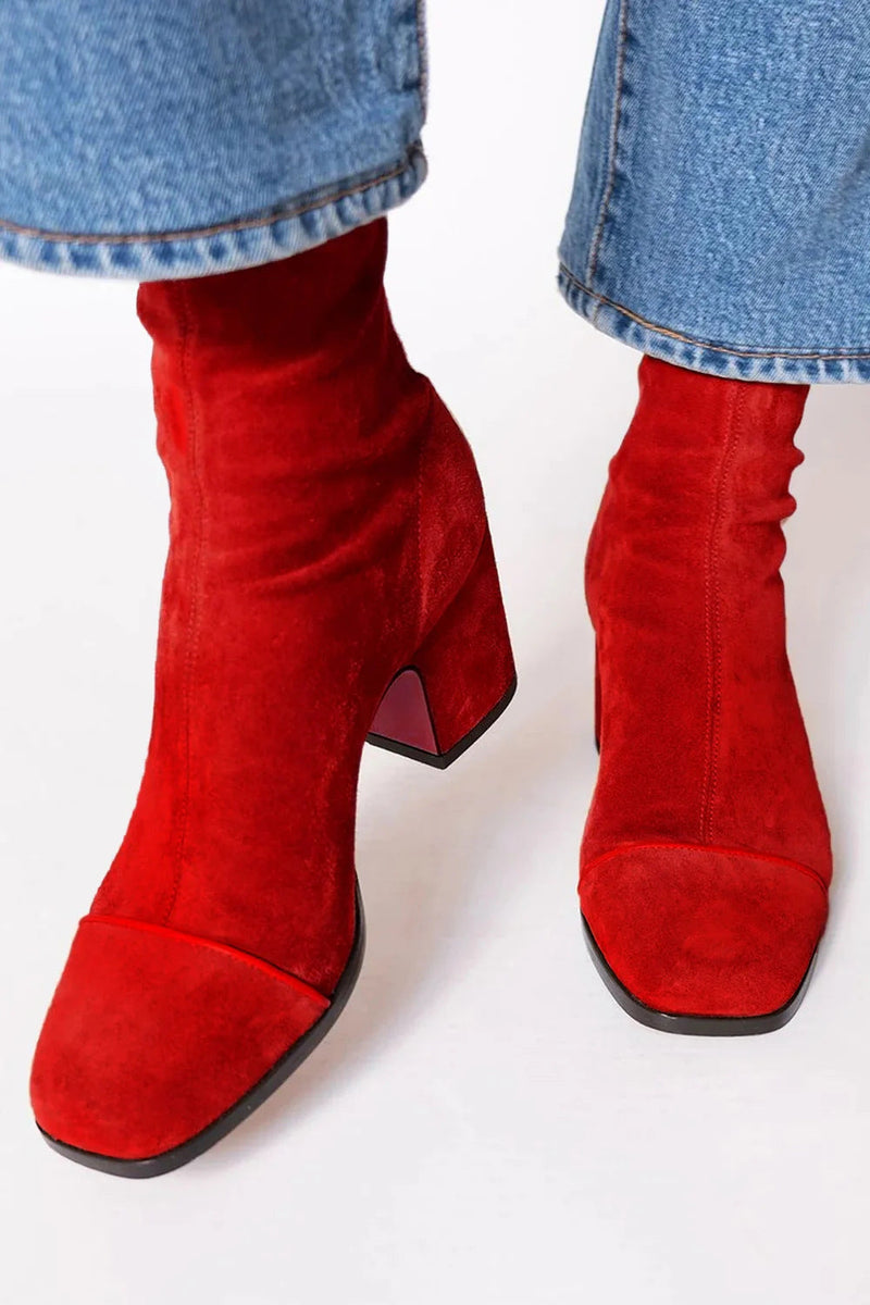 Anmutige orthopädische Stiefel für einen modernen Look