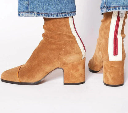 Anmutige orthopädische Stiefel für einen modernen Look