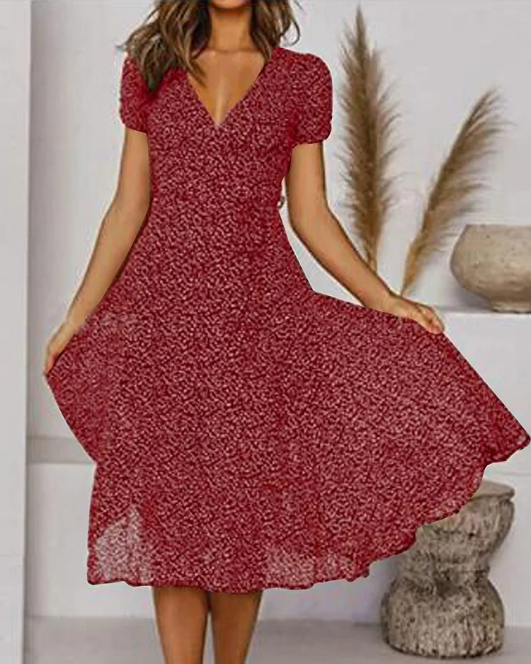 MW | Bedrucktes Chiffon-Kleid mit kurzen Ärmeln und V-Ausschnitt