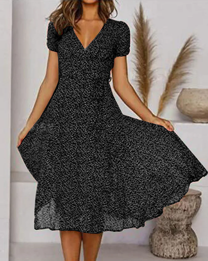 MW | Bedrucktes Chiffon-Kleid mit kurzen Ärmeln und V-Ausschnitt