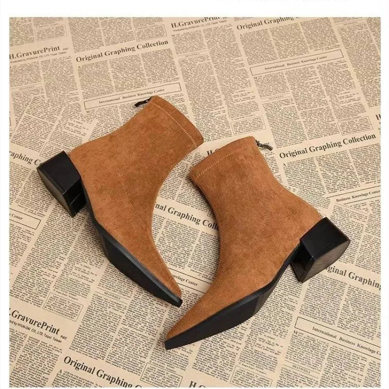 Stützende und trendige orthopädische Stiefel