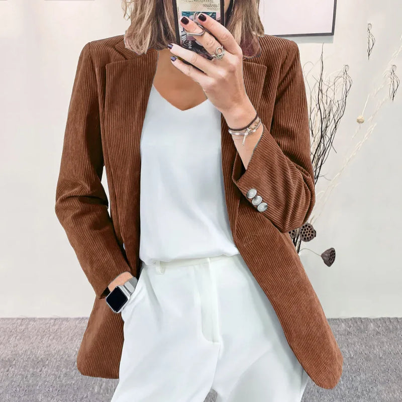 Klassisch gestaltete Strickjacke