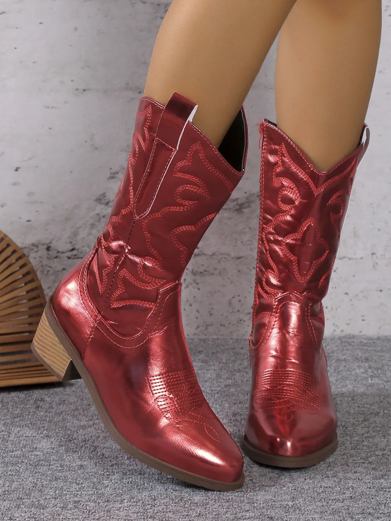 Stützende und trendige orthopädische Stiefel