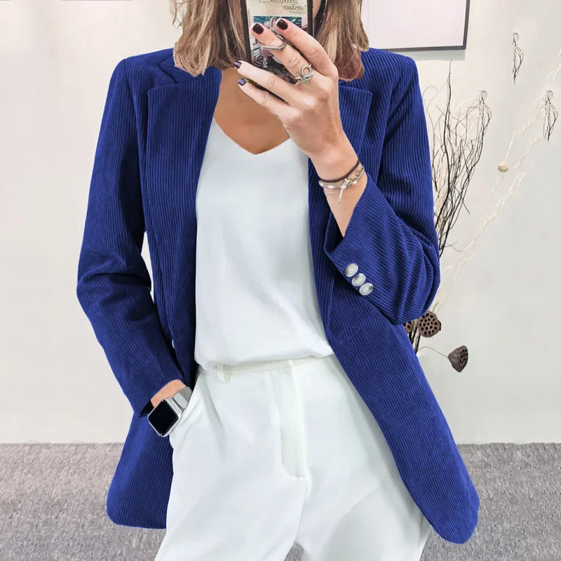 Klassisch gestaltete Strickjacke
